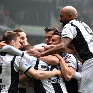 Juichende spelers Heracles-Ado Den Haag