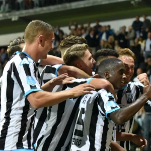 Heracles-Ajax juichende spelers