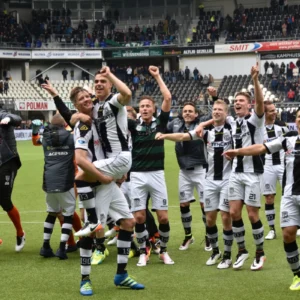 Heracles-FC Groningen juichende spelers