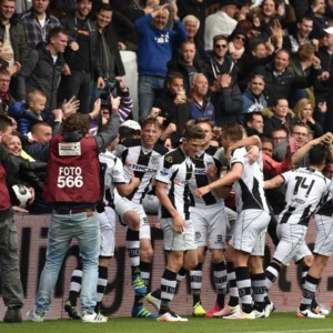 Heracles-FC Groningen spelers en publiek juichen