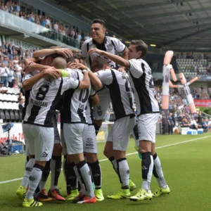 Heracles-Willem II juichende spelers