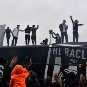 Heracles spelers vieren feest op de bus