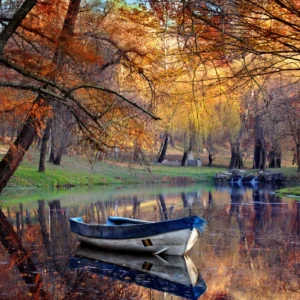 ToF Fotobehang meer met boot en herfst bomen