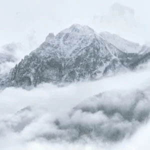 ToF Behang bergen met sneeuw door de wolken