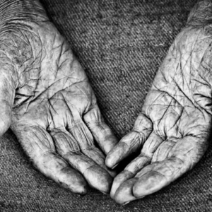 ToF Behang kunst open handpalmen oude vrouw