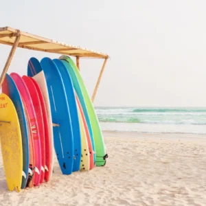 ToF Fotobehang strand met surfborden en blauwe lucht