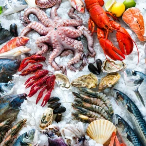 ToF Behang vissen allerlei vissen, schaaldieren en zeevruchten liggend op ijs