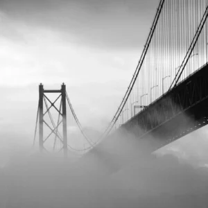 ToF Fotobehang zwart-wit brug in de mist