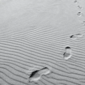 ToF Fotobehang zwart-wit voetafdrukken in het zand