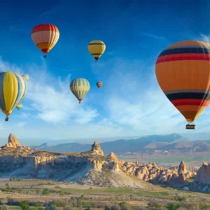 ToF Fotobehang landschap luchtballonen met bergen