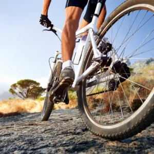 ToF Behang sport mountainbiker rijdend in de bergen