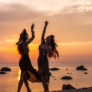 ToF Behang boho silhouet van twee jonge mooie meisjes die plezier hebben op het strand
