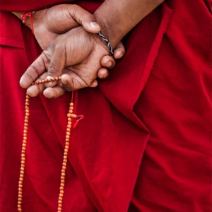 ToF Behang cultuur Tibetaans boeddhistische gebedskralen in monnikshanden