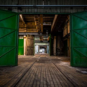 ToF Fotobehang industrieel oude fabriek groene deuren