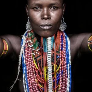 ToF Fotobehang cultuur close-up portret van vrouw van Arbore-stam