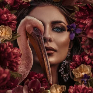 ToF Behang flamingo tussen bloemen met op de achtergrond een vrouw