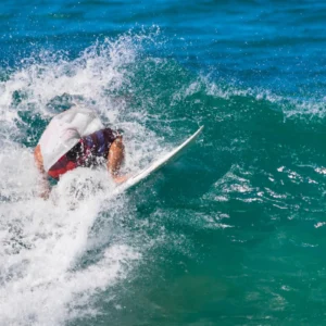 ToF Behang sport surfer die op golf manoeuvreert