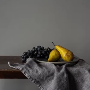 ToF Behang schilderij stilleven Stilleven met fruit druiven en peren op een rustieke tafel