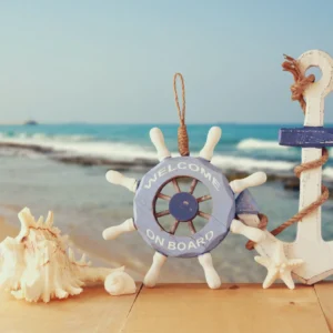 ToF Behang strand met houten wiel, anker en schelpen op tafel