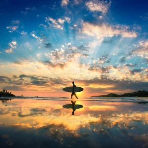 ToF Behang sport surfer op strand met zonsondergang