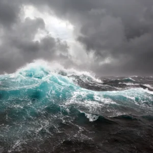 ToF Behang zee wild met donkere stormende lucht
