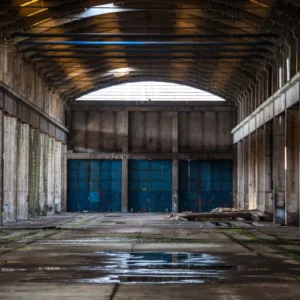 ToF Fotobehang industrieel verlaten fabriek met blauwe deuren