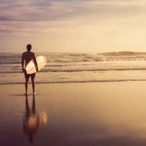 ToF Behang sport man met surfplank op het strand