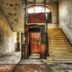 ToF Fotobehang oude gebouwen met vervallen lift en trap