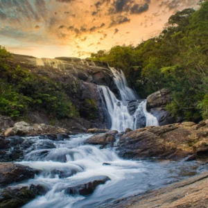 ToF Behang waterval tussen rotsen