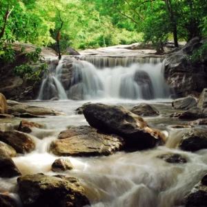 ToF Fotobehang waterval van rotsen