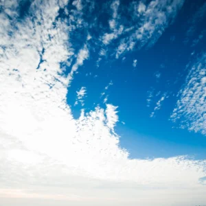 ToF Behang wolken blauw boven water