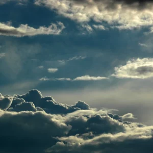 ToF Behang wolkenlucht blauw met donkere wolken