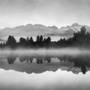 ToF Behang zwart-wit bos in ochtendmist reflectie in meer, Zuidelijke Alpen, Lake Matheson, Nieuw-Ze