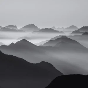ToF Fotobehang zwart-wit silhouetten van bergen in de wolken