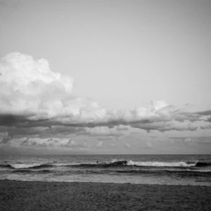 ToF Fotobehang zwart-wit strand met golven en wolken
