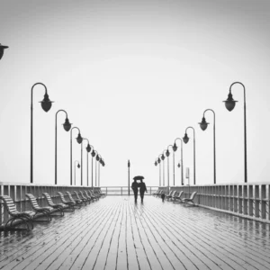 ToF Behang zwart-wit twee mensen die op een houten pier lopen